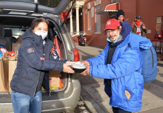 美食冬衣防疫品-旗下机构圣诞前夕送暖游民
